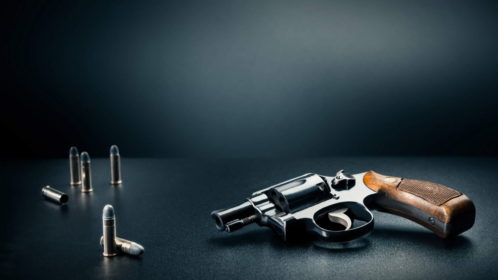 1254476-gun-and-bullets